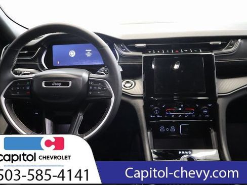 Used 2025 Jeep Grand Cherokee Altitude AWD/4WD image 16