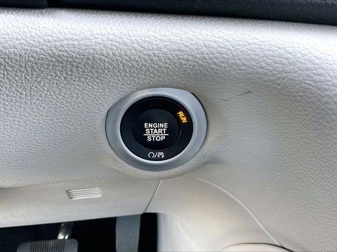Used 2023 Chrysler Pacifica Limited FWD image 30