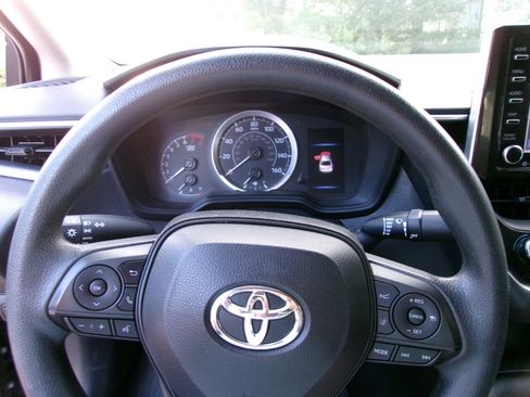 Used 2021 Toyota Corolla LE image 12
