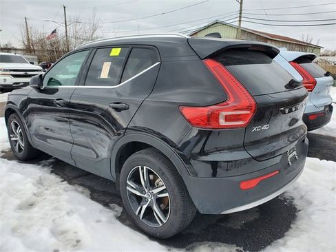 Used 2025 Volvo XC40 B5 Core image 3