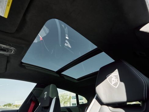 Used 2025 Lamborghini Urus SE image 47