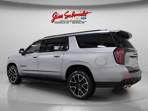 Used 2025 Chevrolet Suburban RST w/ Sun And Tow Package image 4