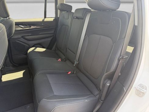 Used 2023 Jeep Grand Cherokee Laredo w/ Luxury Tech Group I AWD/4WD image 14