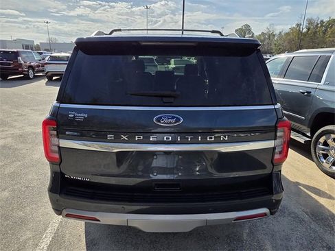 Used 2024 Ford Expedition Platinum image 3