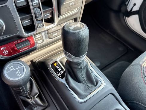 Used 2025 Jeep Wrangler Unlimited Rubicon AWD/4WD image 19