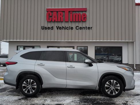 Used 2020 Toyota Highlander XLE image 1