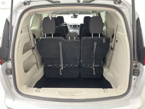 Used 2023 Chrysler Voyager LX image 28