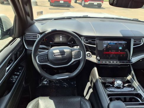 Used 2022 Jeep Wagoneer Series III w/ Premium Group I AWD/4WD image 3