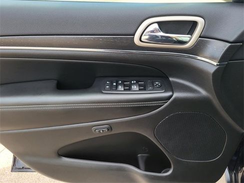 Used 2017 Jeep Grand Cherokee Limited image 18
