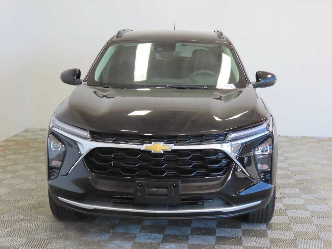 Used 2025 Chevrolet Trax LT FWD image 2