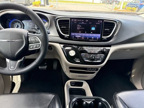 Used 2023 Chrysler Pacifica Touring-L FWD image 17