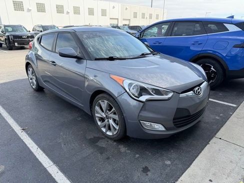 Used 2017 Hyundai Veloster image 2