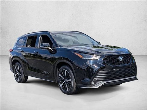 Used 2021 Toyota Highlander XSE FWD image 3