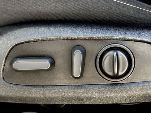 Used 2023 Chevrolet Traverse LT image 12