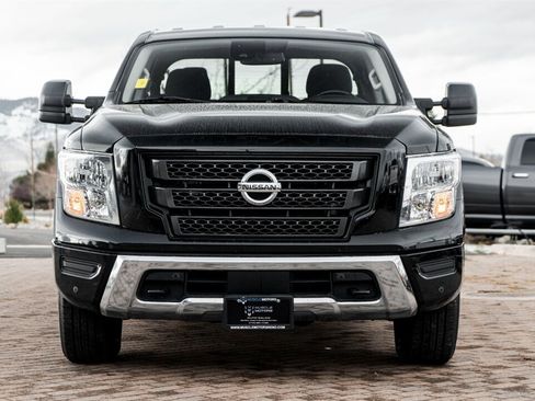 Used 2022 Nissan Titan SV w/ SV Convenience Package image 3