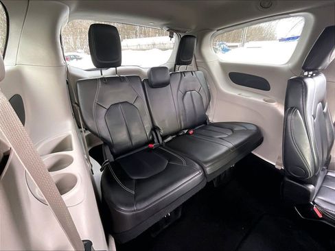 Used 2024 Chrysler Pacifica Touring-L image 17