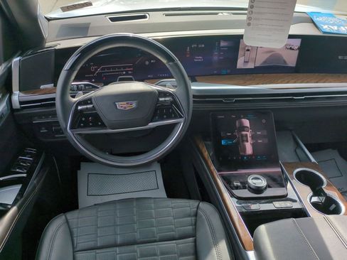 Certified 2025 Cadillac Escalade ESV Sport Platinum AWD/4WD image 17