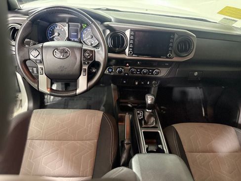 Used 2022 Toyota Tacoma TRD Off-Road AWD/4WD image 11