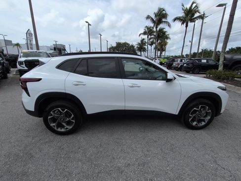 Used 2024 Chevrolet Trax LT w/ Driver Confidence Package FWD image 4