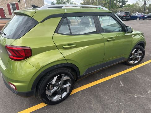 Used 2022 Hyundai Venue SEL image 2
