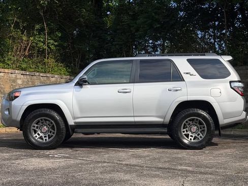 Used 2020 Toyota 4Runner TRD Off-Road Premium AWD/4WD image 9