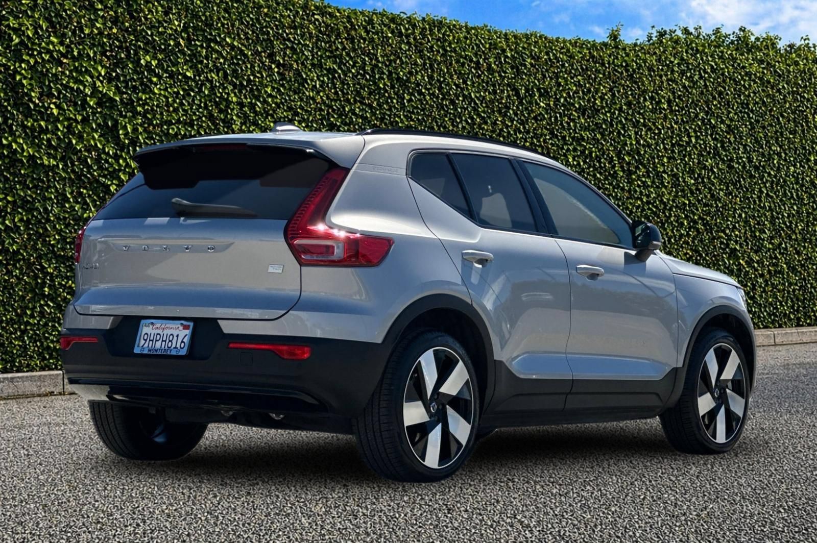 Used 2023 Volvo XC40 Recharge Ultimate w/ Protection Package Premier AWD/4WD image 4