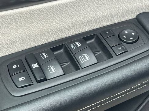 Used 2023 Chrysler Pacifica Touring-L FWD image 18