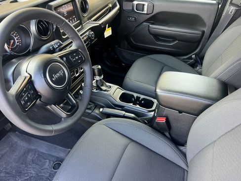 Used 2023 Jeep Gladiator Sport AWD/4WD image 10
