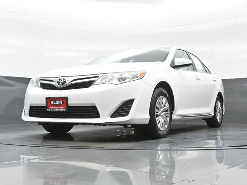 Used 2014 Toyota Camry LE FWD image 25