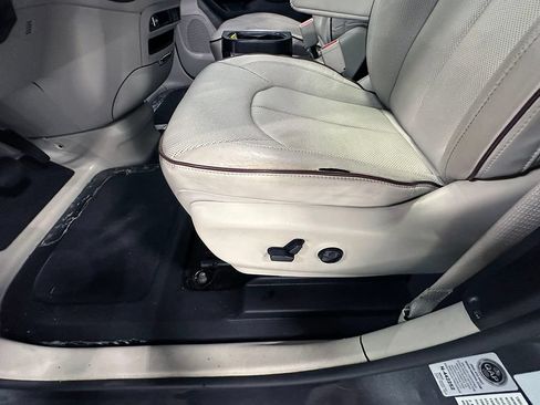 Used 2017 Chrysler Pacifica Limited FWD image 17