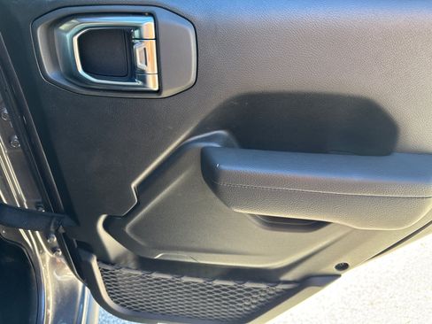 Used 2025 Jeep Wrangler Rubicon w/ Convenience Group image 16