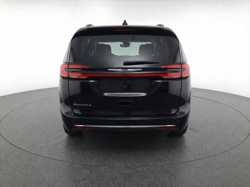 Used 2024 Chrysler Pacifica Touring-L image 7
