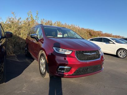 Used 2023 Chrysler Pacifica Limited w/ Uconnect Theater Family Group