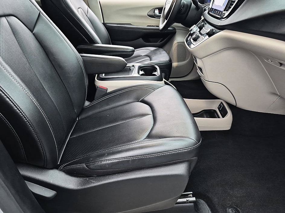Used 2024 Chrysler Pacifica Touring-L FWD image 33
