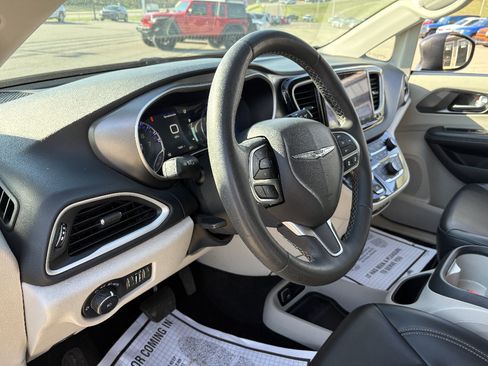 Used 2023 Chrysler Pacifica Touring-L FWD image 30
