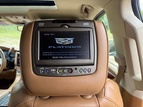 Used 2016 Cadillac Escalade Platinum AWD/4WD image 18