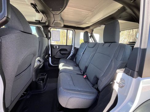 Used 2025 Jeep Wrangler Sport image 17