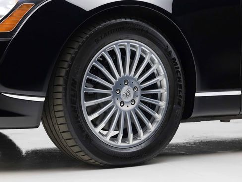 Used 2012 Maybach 62 RWD image 36