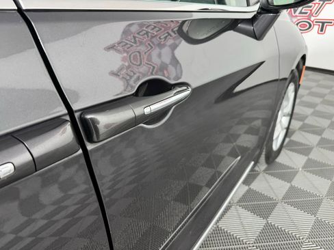 Used 2017 Chrysler Pacifica Touring-L w/ Tire & Wheel Group image 32