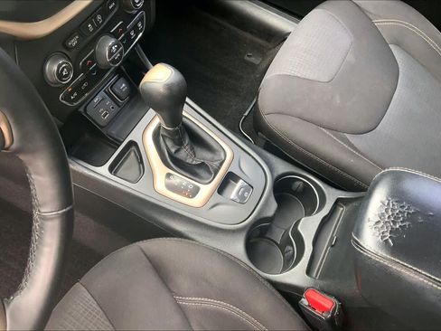 Used 2015 Jeep Cherokee Latitude w/ Comfort/Convenience Group FWD image 17