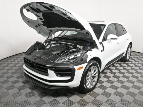 Certified 2025 Porsche Macan image 34