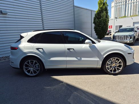 Used 2019 Porsche Cayenne Turbo AWD/4WD image 2