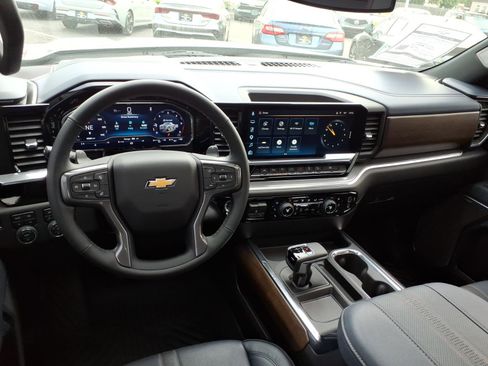 Used 2025 Chevrolet Silverado 1500 High Country w/ Z71 Off-Road Package AWD/4WD image 6