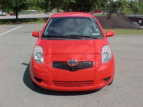 Used 2007 Toyota Yaris 2-Door Hatchback FWD image 3