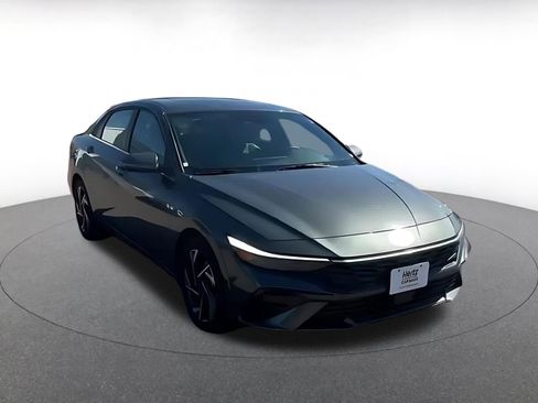 Used 2025 Hyundai Elantra Limited image 3