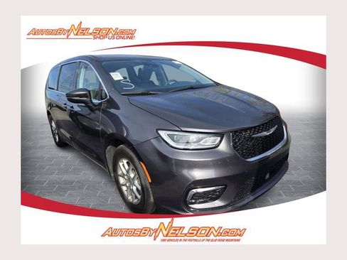 Used 2023 Chrysler Pacifica Touring-L FWD image 1