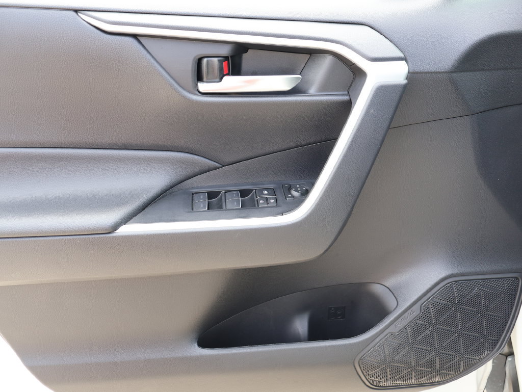 Used 2025 Toyota RAV4 XLE AWD/4WD image 19