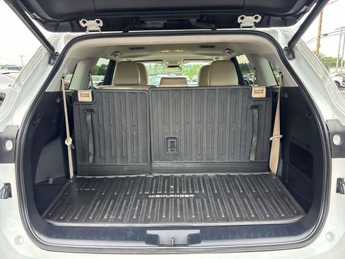 Used 2022 Toyota Highlander XLE AWD/4WD image 13