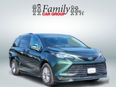 Used 2025 Toyota Sienna LE AWD/4WD image 2