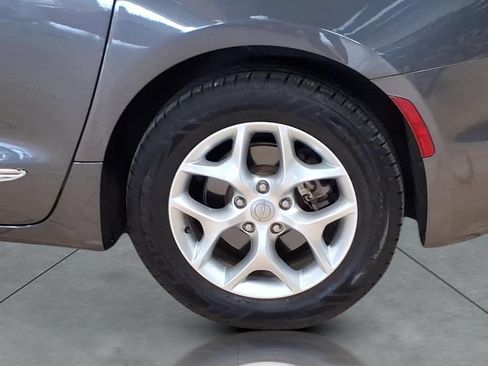 Used 2020 Chrysler Pacifica Limited FWD image 4